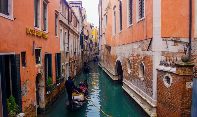 Hình ảnh quen thuộc dễ bắt gặp ở Venice là những chiếc thuyền truyền thống mang tên Gondola. Chi phí mà khách du lịch phải trả một chuyến Gondola vòng quanh đảo cũng khá cao, khoảng 70-100 euro một thuyền.